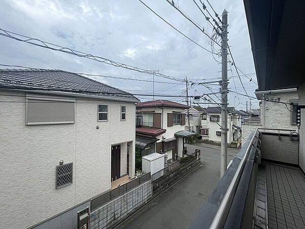 周辺の街並みを穏やかに見渡すことができる落ち着いた佇まいのバルコニー空間です