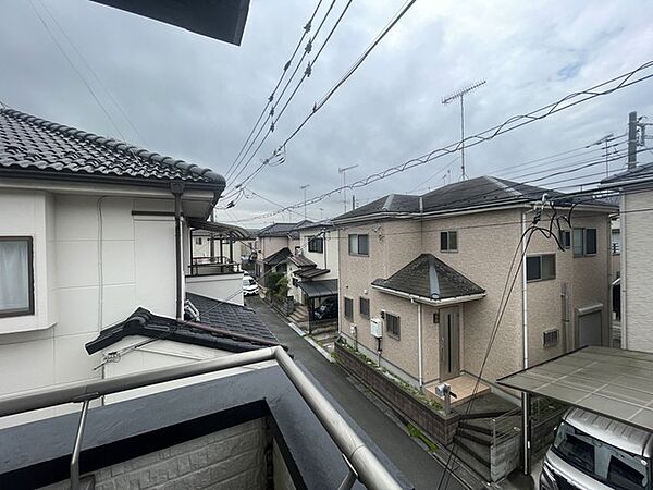 落ち着いた住宅街の景色を見渡し、穏やかな時間が流れる日常を感じられる眺望です