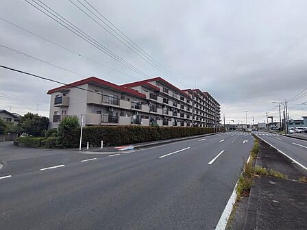 前面道路は歩道も整備され、小さなお子様にも安心です。