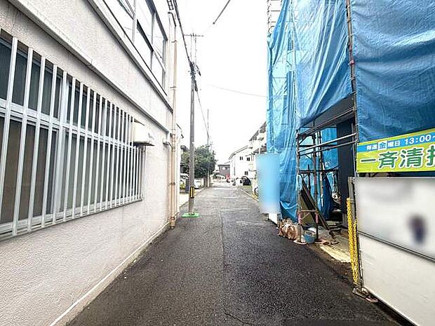 幅員の狭い道ですが、車通りの少ない住宅街に立地してます。