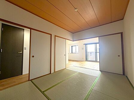 リビングとつながる明るいお部屋です〇