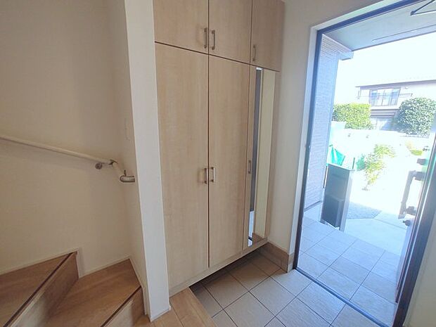 最寄り駅まで徒歩8分の近さ。 忙しい朝が助かる立地、 暮らしにゆとりが生まれます。