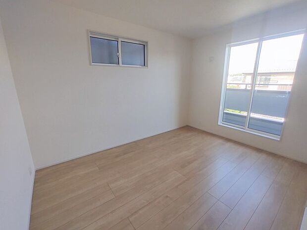 今からここを誰のお部屋にしようか、そんな洋室。大きさは6帖です。