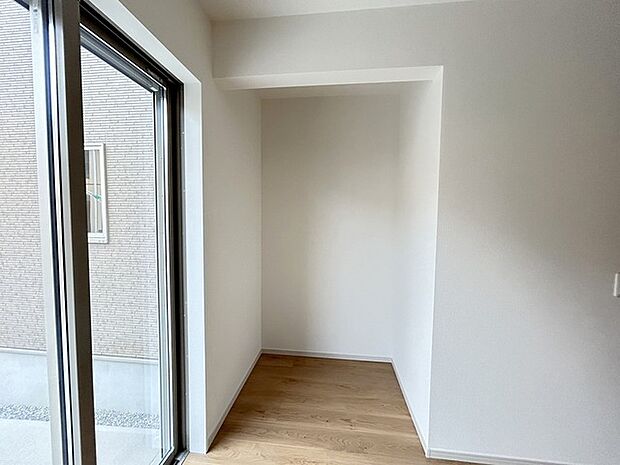 何かとものがあふれやすいリビングに、ちょっと一工夫。うれしい収納空間。