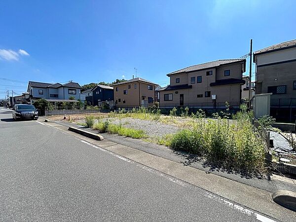 青空が心地よく広がる開放的なロケーションに佇み、のびやかな時間が流れる穏やかな住環境です。