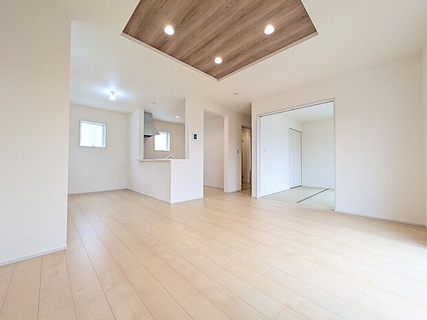 洗練された折り上げ天井が空間に奥行きと豊かな表情をもたらす心地よい住まい