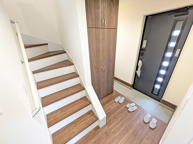 木目の温もりと落ち着いた色合いが調和する、心地よいつながりを感じさせる空間です。