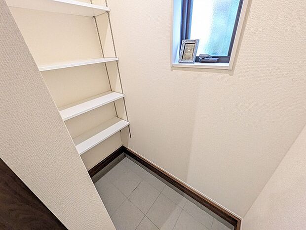 落ち着いた色合いで統一された、すっきりと美しい空間が広がる心地よい佇まい