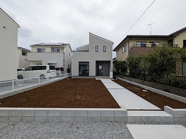 洗練された佇まいが街並みに溶け込む、穏やかな日常を描く住まい