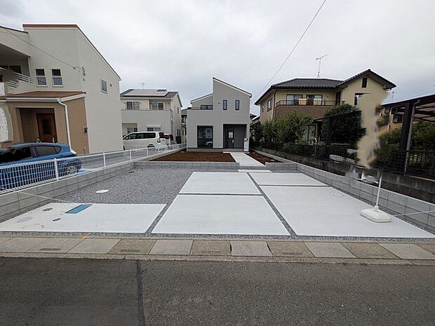 すっきりと整えられた外構が広がり、落ち着いた佇まいを見せる住まいです。