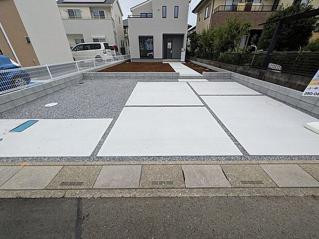 すっきりと整えられた外構が心地よい、開放感のあるアプローチ空間です。