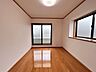 子供部屋：住宅街の2階南向きのお部屋、日当たりはご覧のとおり良好です。 