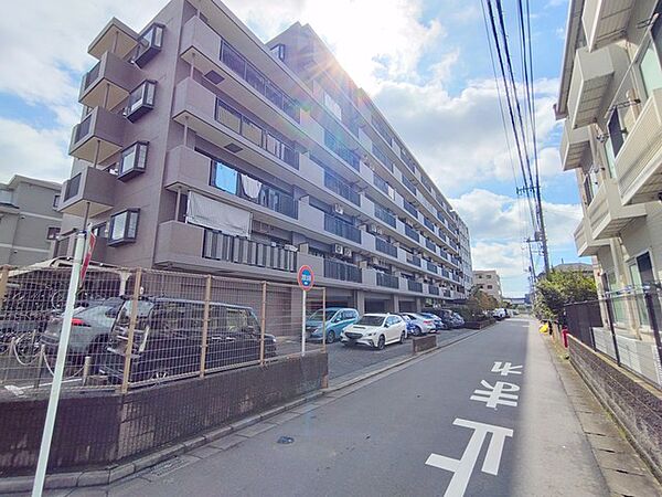 中浦和駅徒歩5分の近さ。通勤通学に便利で、駅周辺の生活施設も利用しやすい。