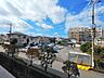 その他：窓の外に豊かな空が広がり、のびやかな日常を楽しめる空間です。 