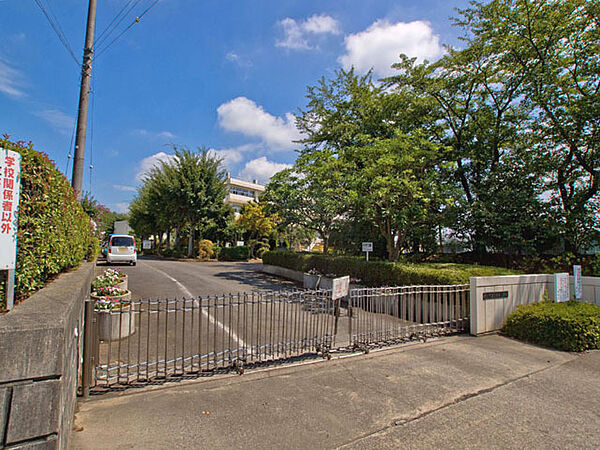 桶川市立日出谷小学校（910m）