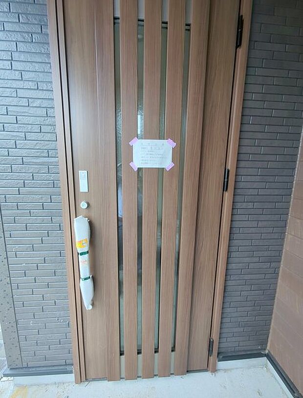 この扉を開けると、新築の木の匂いが待ってます。
