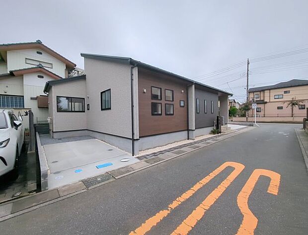 住民の方が主に利用する交通量少なめの道路に面してます。