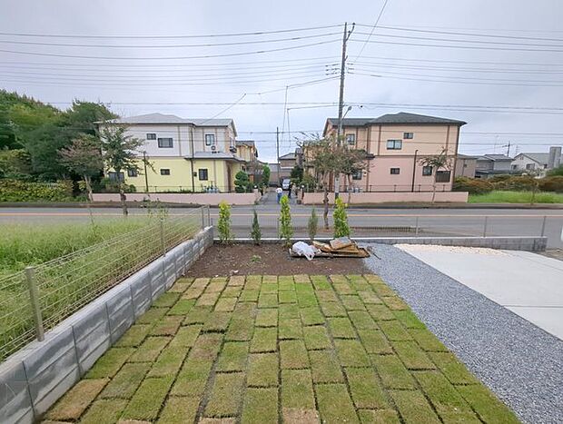 季節のお花を少し楽しむのにちょうどいいサイズのお庭です。