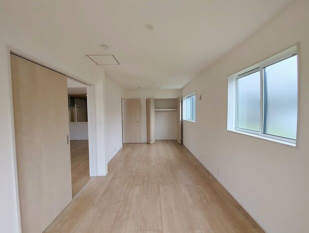 将来は間仕切りで。洋間二部屋分に対応可能な洋室。