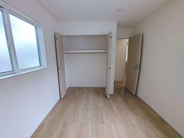 今からここを誰のお部屋にしようか、そんな洋室。