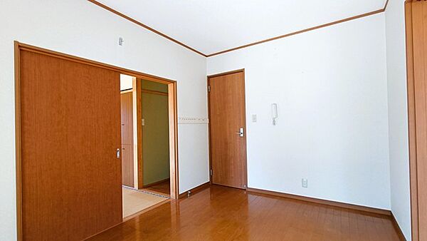 木の温もりが心地よいリビングは、日々の暮らしに自然と馴染む落ち着いた空間です。