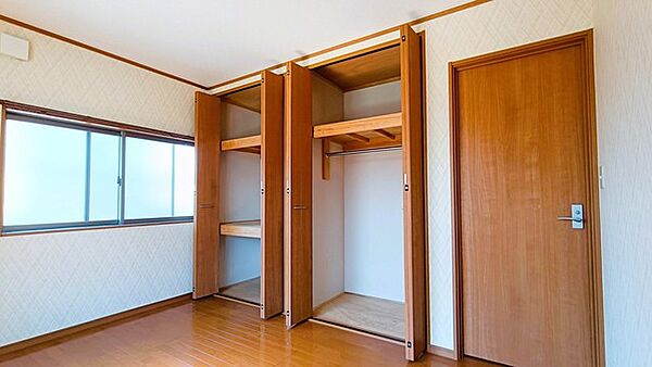 こちらの洋室は誰にも使いやすいサイズ感、6帖です。