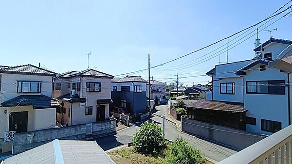 穏やかな空気が流れる閑静な住宅街の景色が広がります。