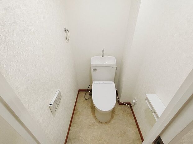 新しくお住まいになる方のことを考えて、トイレも新品に交換しました。 