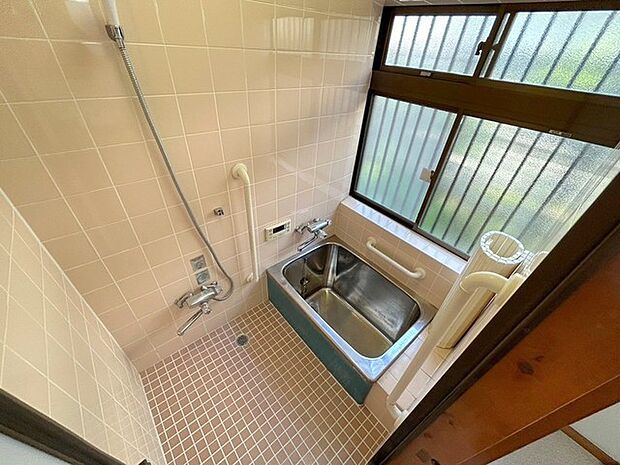 浴室は湿気がたまりやすく、換気扇だけでは心配。。。窓をあければお風呂がカラっと乾きます。 