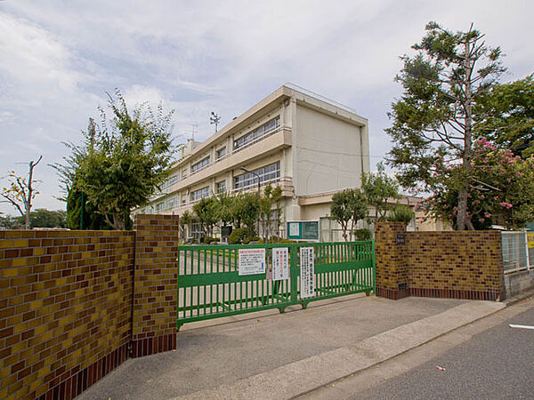 上尾市立東小学校（900m）