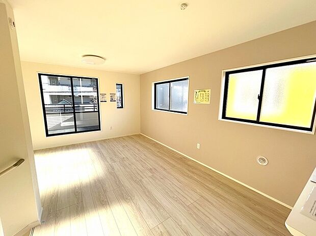 南側に大きな窓を配置、明るいリビングが出来ました。