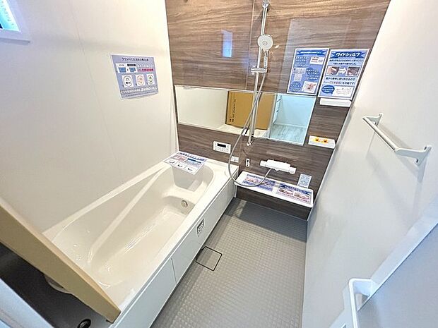 広々1坪タイプのゆったり浴室ユニット。防カビ・抗菌素材なのもうれしい。