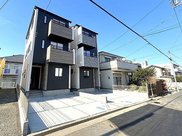 駐車場は2台まで駐車可能。マイカーの車幅もお確かめください。