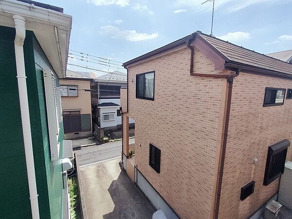あたり一帯に住宅が広がる立地、住宅地ならではのロケーション。