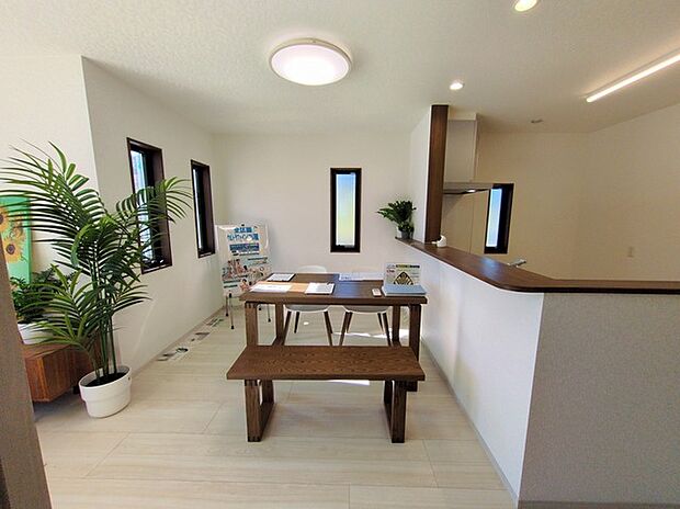 朝から日差しいっぱい、 早起きしたくなるLDK。