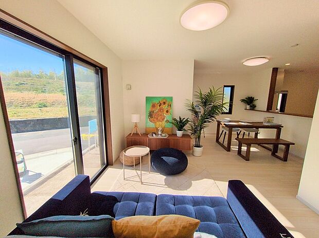 リビング空間とダイニング空間とか使い分けやすい間取り配置。対面式でキッチン立つ人の視界も良好です。