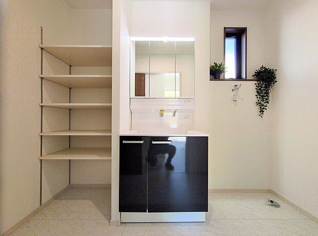 三面鏡を採用した洗面化粧台。鏡の裏にも収納スペースがあります。