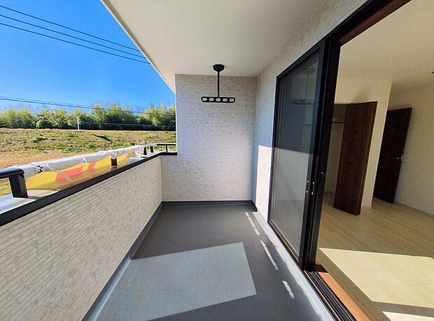 南向きバルコニーでお洗濯ものはいつもカラッと乾きます。