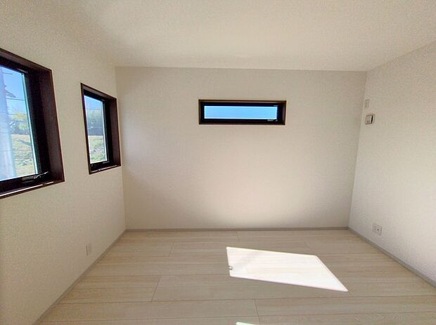 新築の木の匂いのする室内。写真では伝わらないので、ぜひ現地でお確かめください。 