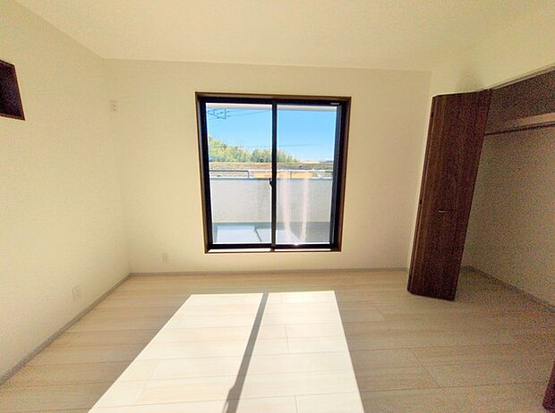 住宅街の2階南向きのお部屋、日当たりはご覧のとおり良好です。 