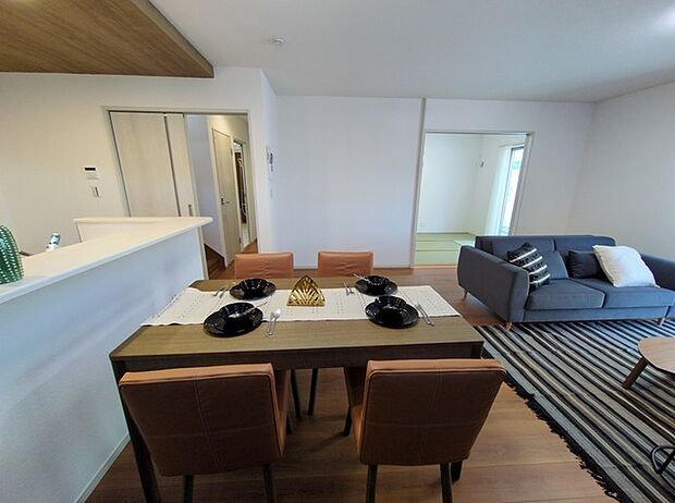 ご家族みんながゆったりくつろげる広々リビング。 