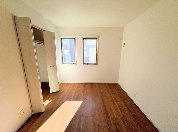 住宅街の2階南向きのお部屋、日当たりはご覧のとおり良好です。 