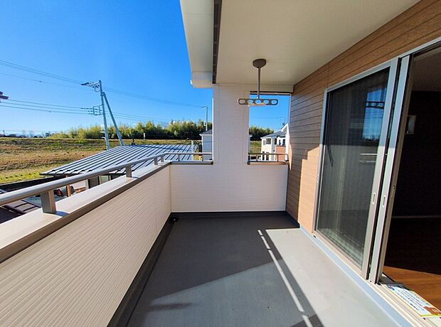 らくらくお洗濯を助ける広いバルコニー。 