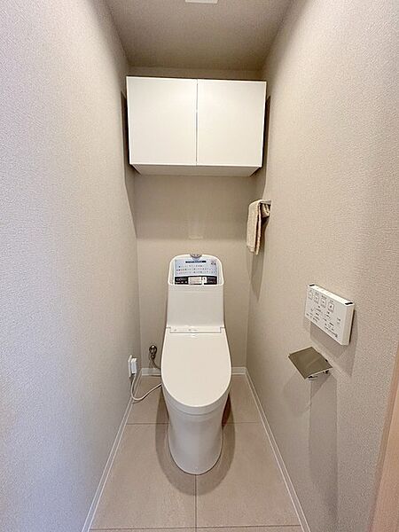 新しくお住まいになる方のことを考えて、トイレも新品に交換しました。