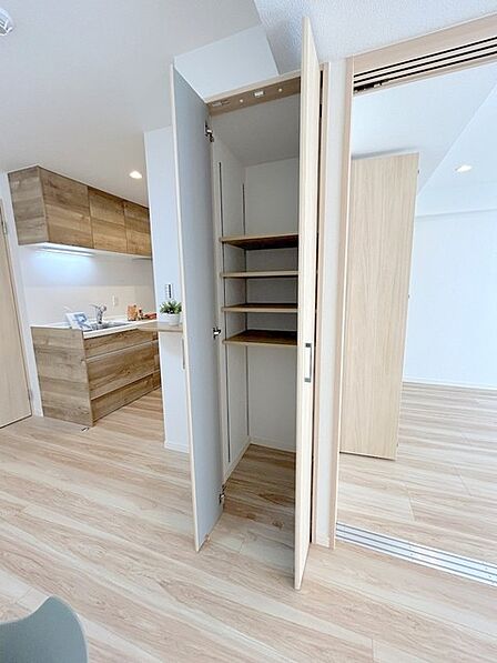 何かとものがあふれやすいリビングに、ちょっと一工夫。うれしい収納空間。