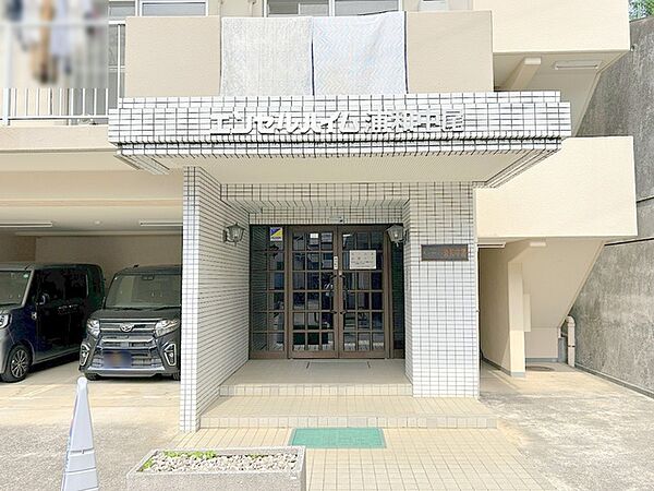 落ち着いた色味と整ったフォルムが街並みに美しく調和しています。