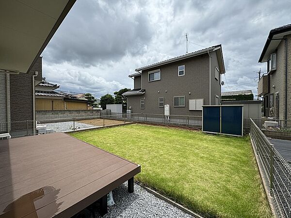 広々とした南庭は、太陽の下のリビングかもしれません。
