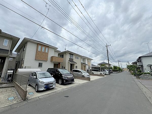 駐車が苦手な方にも嬉しい、前面6ｍ道路に面した住まい。