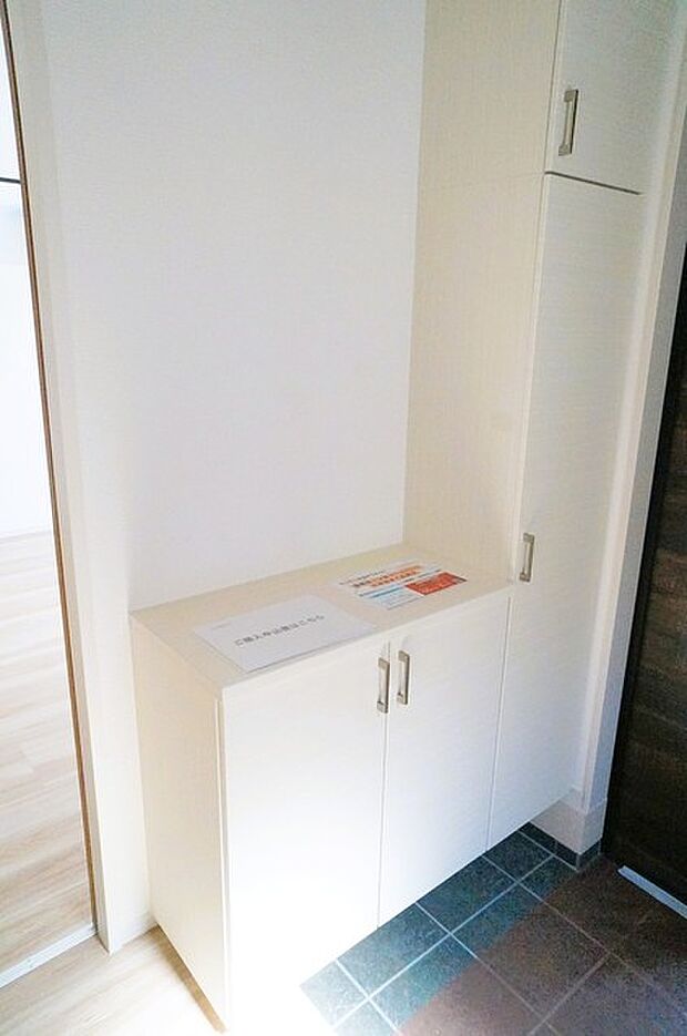 シンプルなデザインの玄関収納。