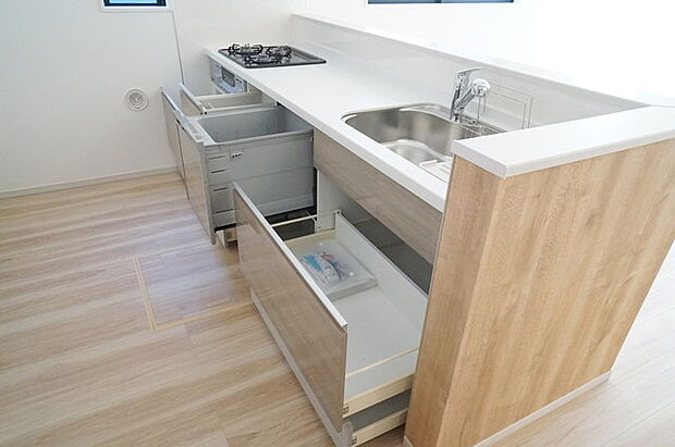 スライド収納付きシステムキッチン。お鍋類の出し入れもスムーズ。